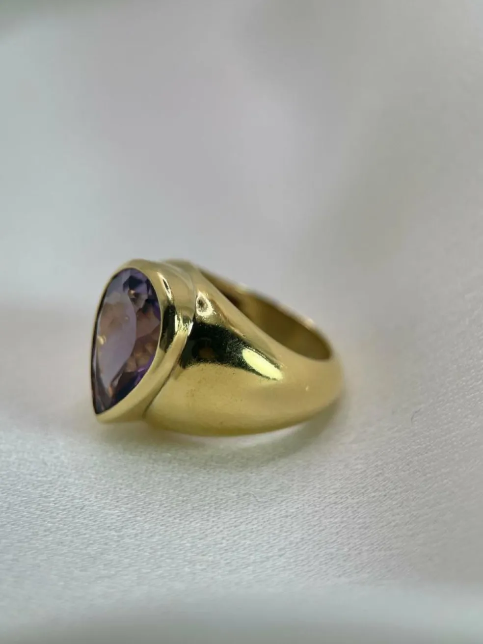 Bague Cocktail Vintage en Or Jaune 18k Sertie d'une Importante Améthyste en Poire