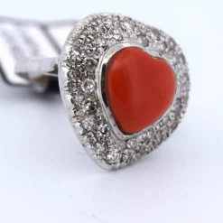 Bague coeur corail en or blanc