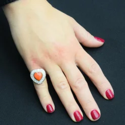 Bague coeur corail en or blanc