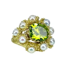 Bague coktail en or jaune 18 carats, péridot 3,98 ct et 9 perles