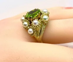 Bague coktail en or jaune 18 carats, péridot 3,98 ct et 9 perles