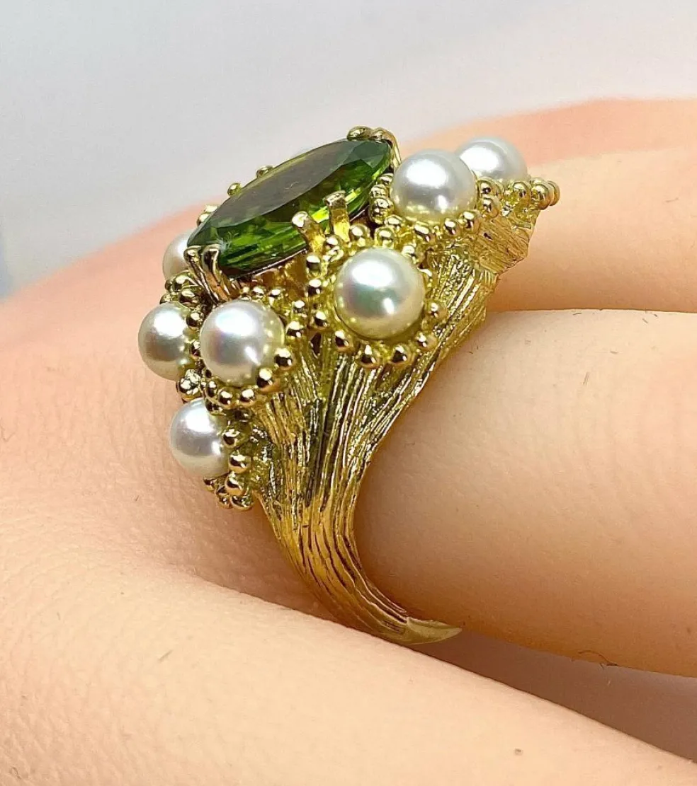 Bague coktail en or jaune 18 carats, péridot 3,98 ct et 9 perles