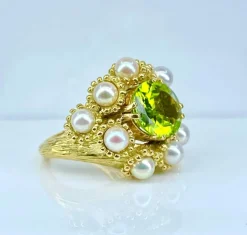 Bague coktail en or jaune 18 carats, péridot 3,98 ct et 9 perles