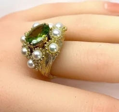 Bague coktail en or jaune 18 carats, péridot 3,98 ct et 9 perles