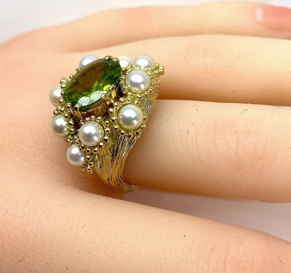 Bague coktail en or jaune 18 carats, péridot 3,98 ct et 9 perles