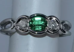 Bague Colombienne Emeraude et Diamants en or blanc