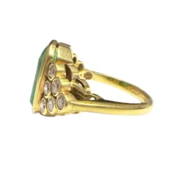 BAGUE CONTEMPORAINE DU XXE SIÈCLE en OR 18 carats avec ÉMERAUDE CENTRALE et DIAMANTS - avec certificat de laboratoire
