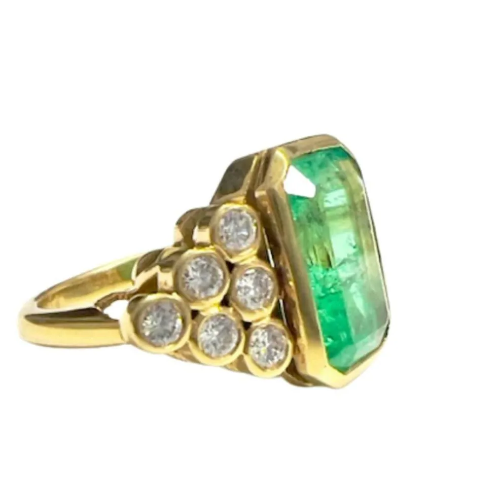 BAGUE CONTEMPORAINE DU XXE SIÈCLE en OR 18 carats avec ÉMERAUDE CENTRALE et DIAMANTS - avec certificat de laboratoire