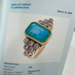 BAGUE CONTEMPORAINE DU XXE SIÈCLE en OR 18 carats avec ÉMERAUDE CENTRALE et DIAMANTS - avec certificat de laboratoire