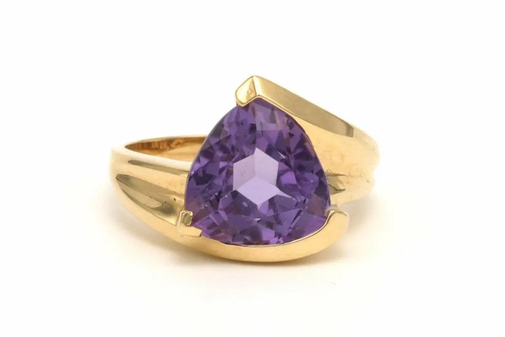 Bague contemporaine en or jaune 14 carats sertie d'une améthyste