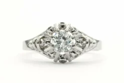 Bague contemporaine en or blanc sertie d'un diamant