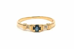 Bague contemporaine en or jaune, saphir et diamants