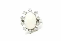 Bague contemporaine en or blanc 14 carats sertie d'une opale et de diamants