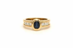 Bague contemporaine en or jaune 18 carats sertie d'un saphir et de diamants