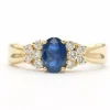 Bague contemporaine en or jaune sertie d'un saphir et de diamants