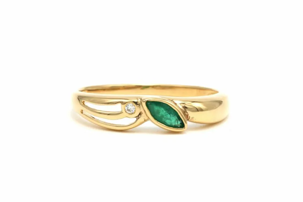 Bague contemporaine en or jaune 18 carats sertie d'une émeraude et d'un diamant