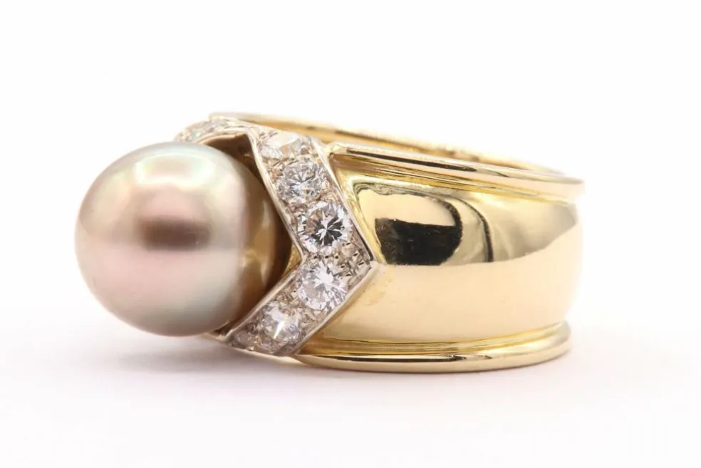 Bague contemporaine en or jaune sertie d'une perle et de diamants