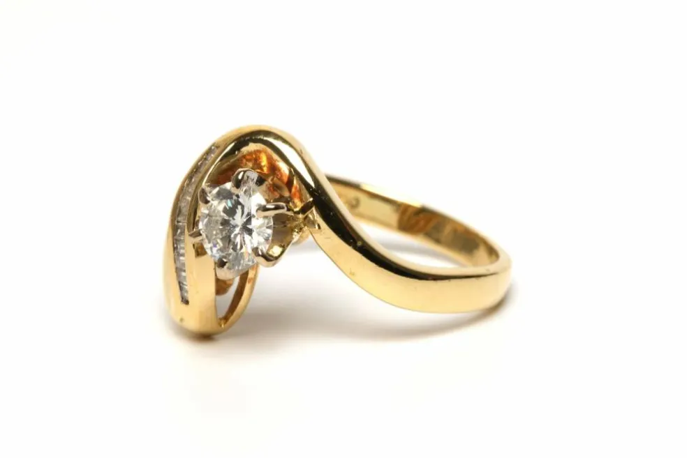 Bague contemporaine en or jaune 18 carats sertie de diamants