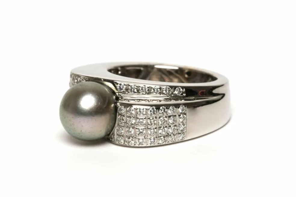 Bague contemporaine en or blanc, perle de Tahiti et diamants (+-0.396ct)