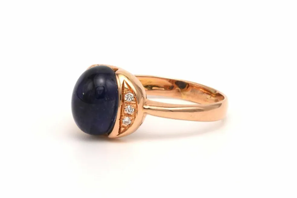 Bague contemporaine en or jaune 18 carats sertie d'un saphir et de diamants