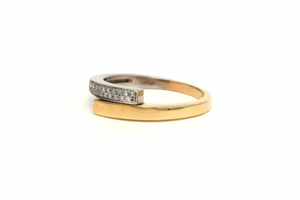 Bague contemporaine en or jaune et blanc 18 carats sertie de diamants