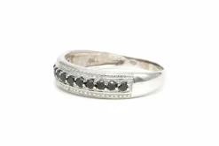 Bague contemporaine en or blanc 18 carats sertie de saphirs