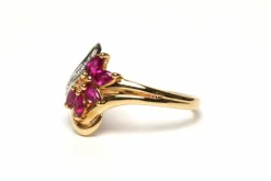 Bague contemporaine en or jaune 18 carats sertie de rubis et d'un diamant