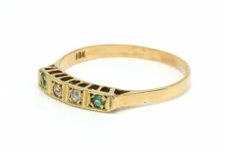 Bague contemporaine en or jaune 18 carats sertie d'émeraudes et de diamants