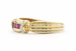 Bague contemporaine en or jaune sertie de rubis et de diamants