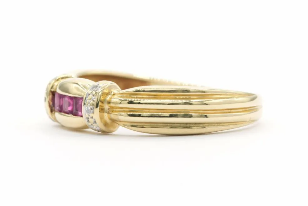 Bague contemporaine en or jaune sertie de rubis et de diamants