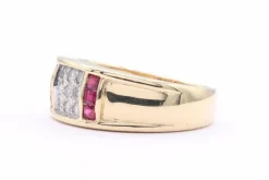 Bague contemporaine en or jaune sertie de rubis et de diamants