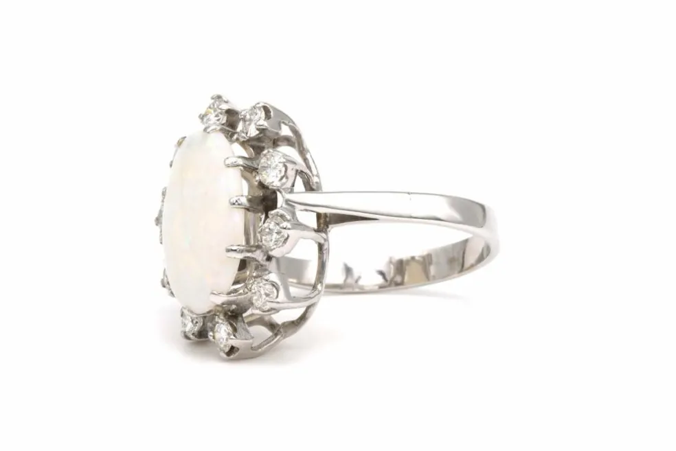 Bague contemporaine en or blanc 14 carats sertie d'une opale et de diamants