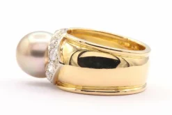 Bague contemporaine en or jaune sertie d'une perle et de diamants