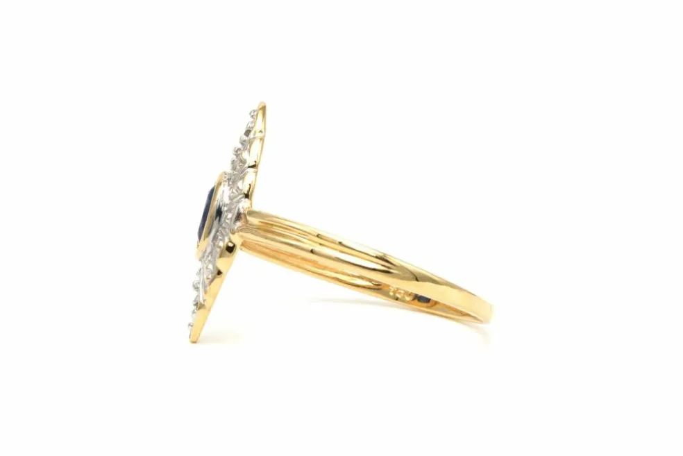 Bague contemporaine en or jaune 18 carats sertie d'un saphir et de diamants