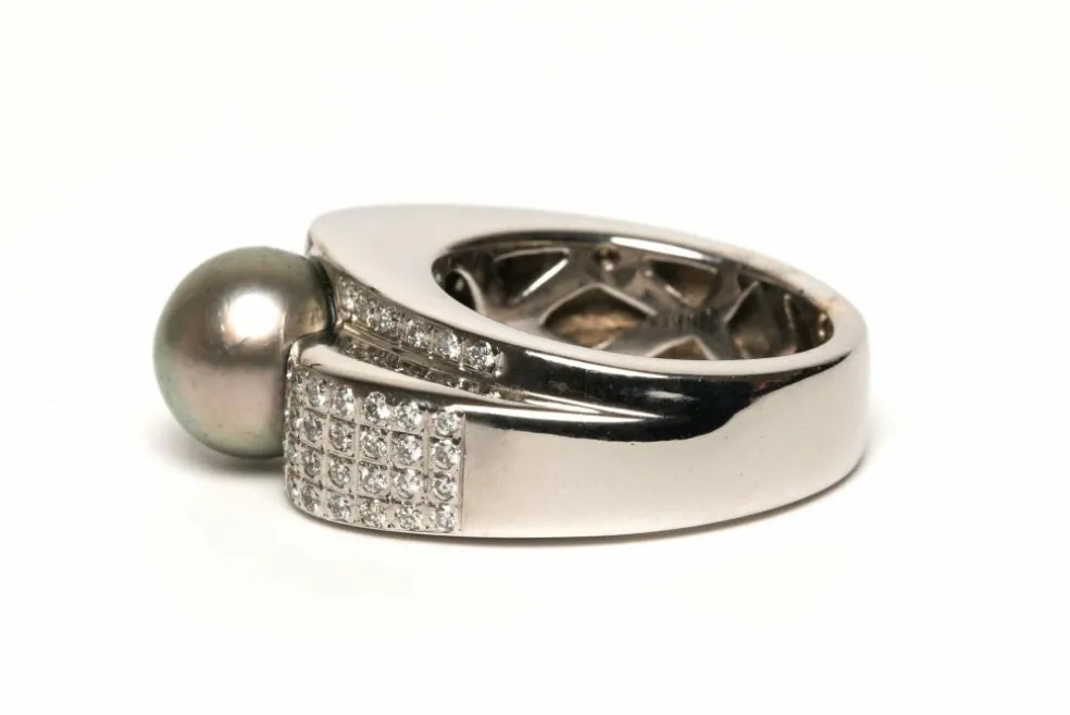 Bague contemporaine en or blanc, perle de Tahiti et diamants (+-0.396ct)