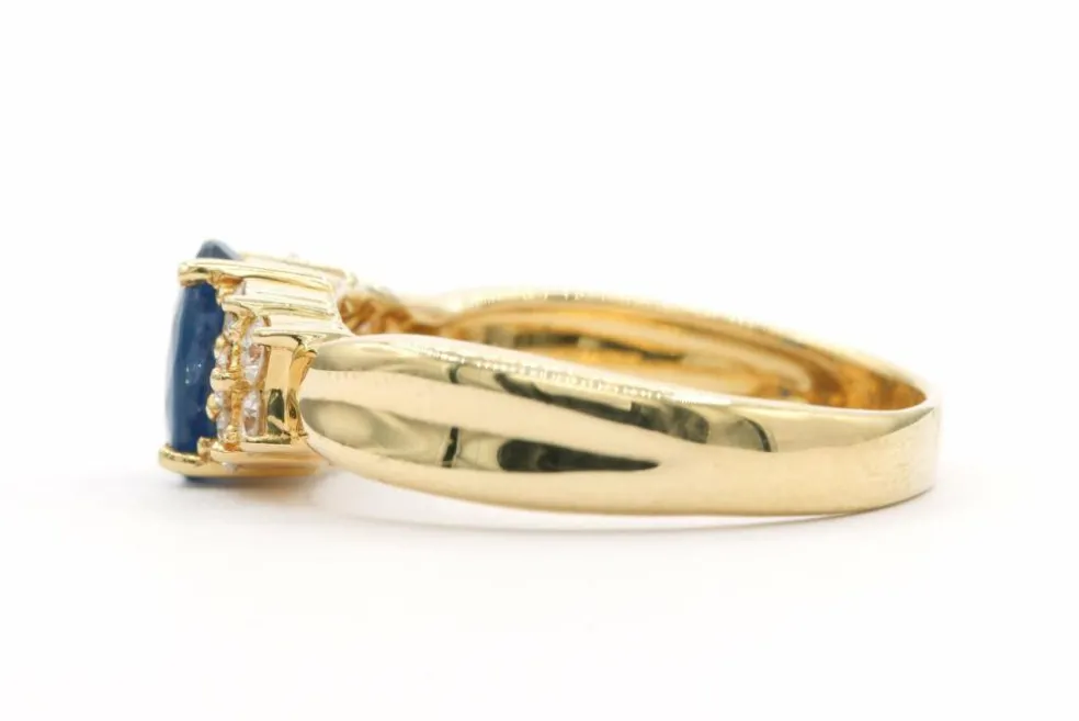 Bague contemporaine en or jaune sertie d'un saphir et de diamants