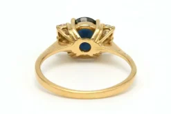 Bague Contemporaine en or jaune 18 carats sertie d'un saphir et de diamants
