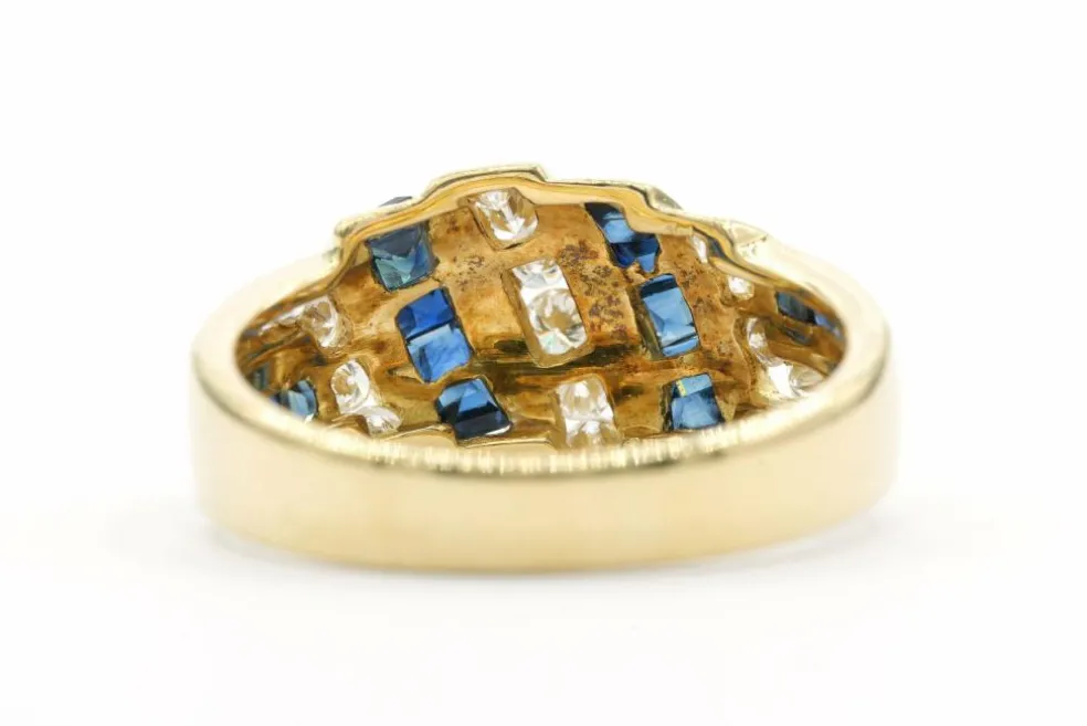 Bague contemporaine en or jaune sertie de saphirs et de diamants