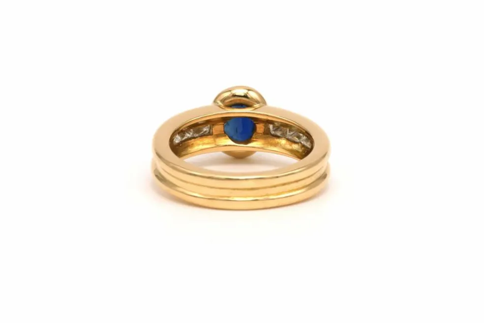 Bague contemporaine en or jaune 18 carats sertie d'un saphir et de diamants