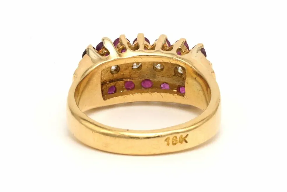 Bague contemporaine en or jaune 18 carats sertie de rubis et de diamants (0.42 carat)