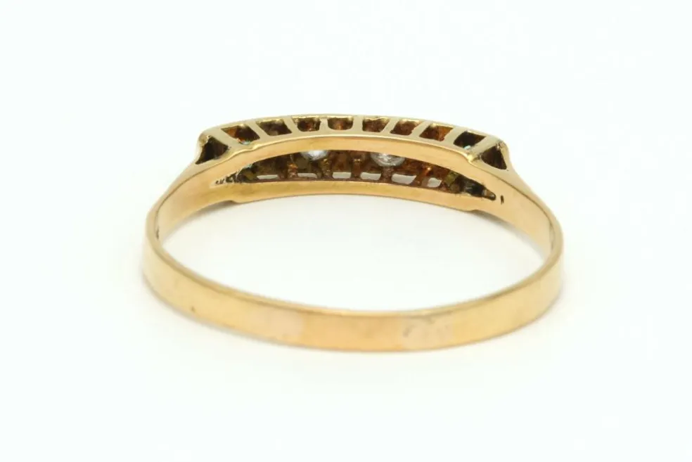 Bague contemporaine en or jaune 18 carats sertie d'émeraudes et de diamants