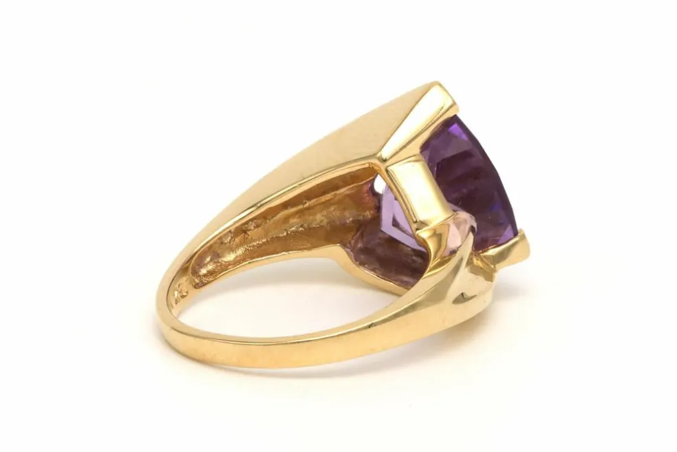 Bague contemporaine en or jaune 14 carats sertie d'une améthyste