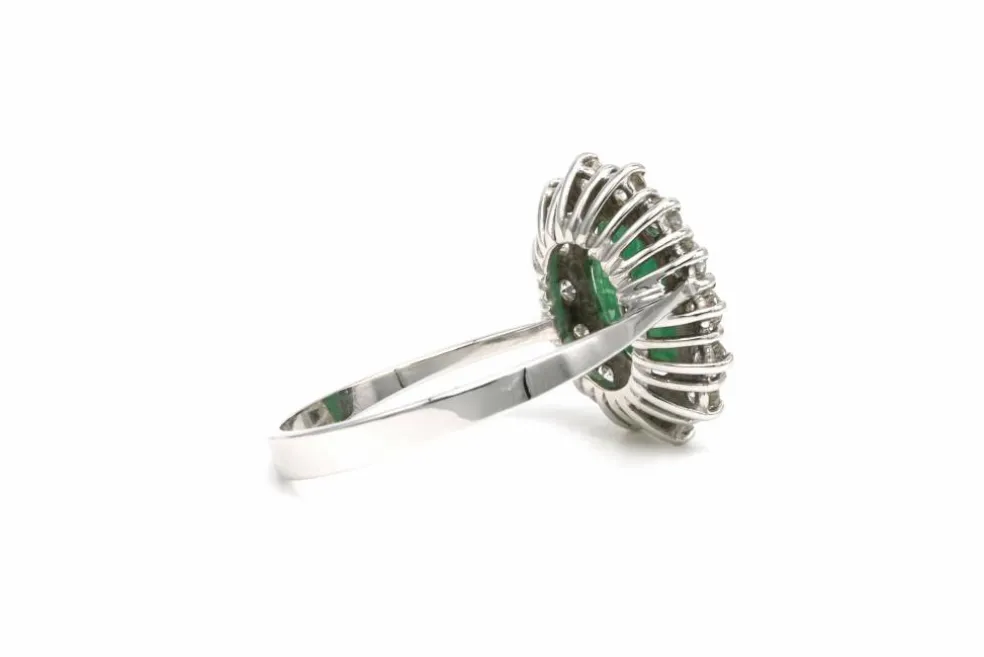 Bague contemporaine en or blanc 18 carats sertie d'une émeraude et de diamants