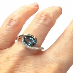 Bague contemporaine en or (jaune/blanc/rouge) avec diamants et topaze - 3 pièces