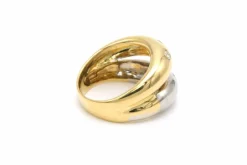 Bague contemporaine en or jaune et blanc 18 carats sertie de diamants