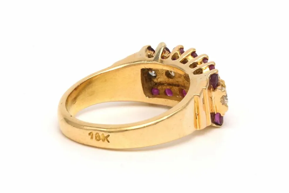 Bague contemporaine en or jaune 18 carats sertie de rubis et de diamants (0.42 carat)