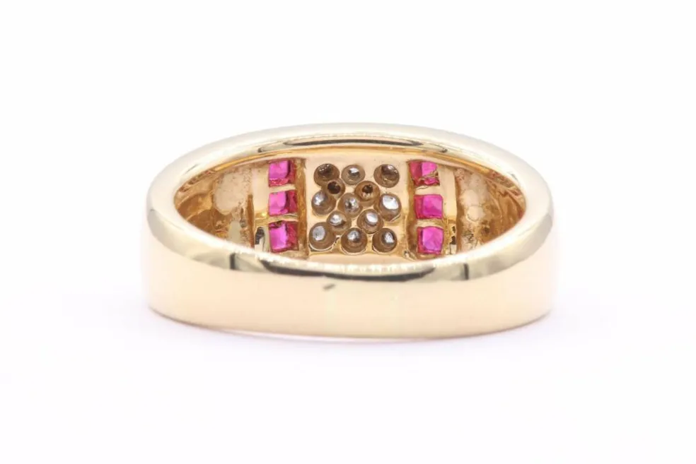 Bague contemporaine en or jaune sertie de rubis et de diamants