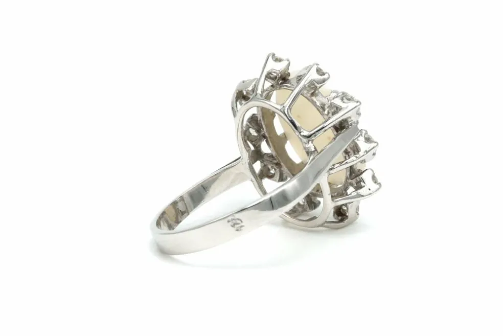 Bague contemporaine en or blanc 14 carats sertie d'une opale et de diamants