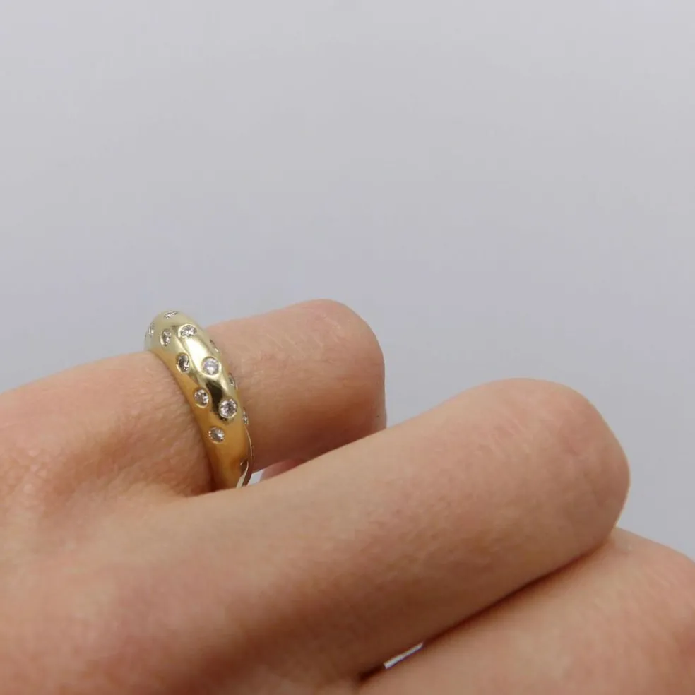 Bague contemporaine en or 18 carats avec diamants en forme de dôme