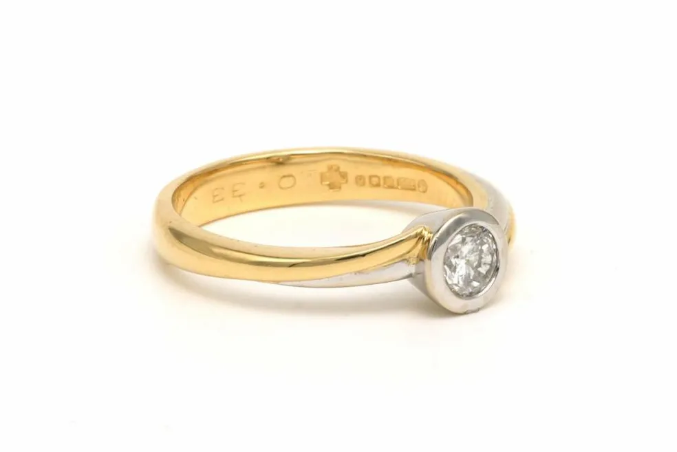 Bague contemporaine en or jaune et blanc 18 carats sertie d'un diamant (0.33ct)